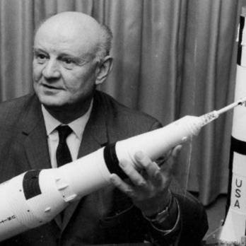 Saturn V.