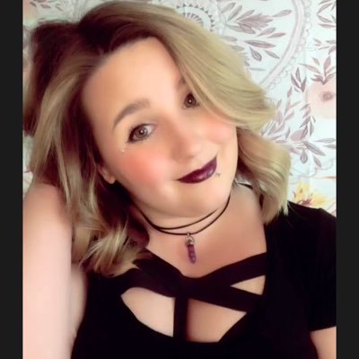 Sunshine. Cat mom. Aries ⊙ Libra ☽ Gemini ↑ Queer. She / They.