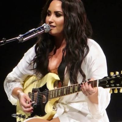 The biggest fanbase on twitter and beautiful talented and inspiring stay strong Demi lovato,,,