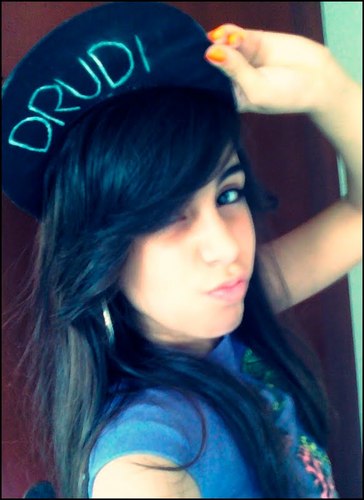 Sou fofa,tudo oque vc precisa...e falo o q eu penso TA LIGADO?;D amo rir, e fazer palhaçada,me seeegui aeh s2