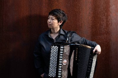アコーディオン奏者・大田智美(おおたともみ)です。クラシック・現代音楽を中心にしつつ、ジャンルを超えた演奏活動を展開中。