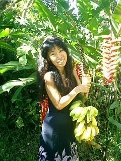 sanaenene's profile picture. 古典和歌にメロディをつけた「和歌うた」を唄っています。私の右の翼です。
この地球が愛の星になるために、「サヨナラ戦争」という歌を歌っています。
私の左の翼です。
ミュージッシャンとして、音楽を通してこの左右の翼を大きく広げて
高く羽ばたく事が、私の使命です。