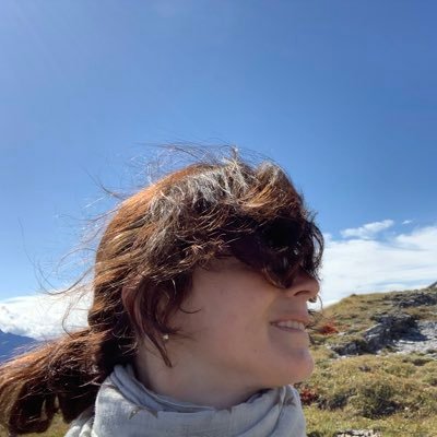 Master in Medienwissenschaften, BWL & Journalismus an der Uni Fribourg im 2006, seither aktiv in Marketing & Kommunikation in internationalen Unternehmen.