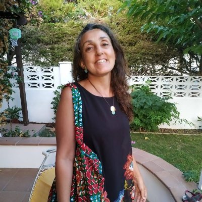 Professora de l'institut Angeleta Ferrer de Barcelona, ex-professora de l'institut Quatre Cantons. Interessada en les noves maneres d'aprendre.