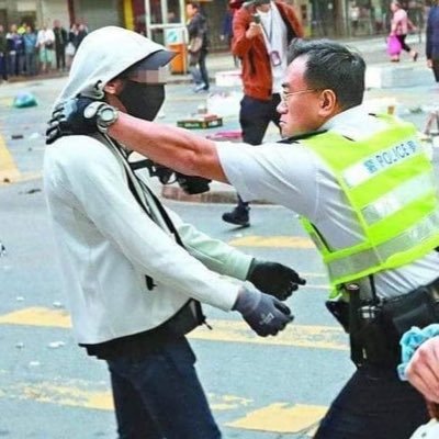 光復香港,時代革命;Fight for freedom, stand with 🇭🇰 ;六大訴求,缺一不可;Six demands,not one less;兄弟爬山,各自努力;和勇一家,千變萬化;不分化、不割蓆、不篤灰;擁抱信、望、愛、希望,堅持下去,香港人必勝!