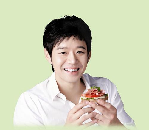 CJ 더건강한햄

국내산 돈육 90%
무첨가 6가지 : L-글루타민산나트륨 등 6가지 첨가물을 넣지않았습니다. (합성아질산나트륨,L-글루타민산나트륨,합성보존료,전분,합성착향료,에리쏘르빈산나트륨)