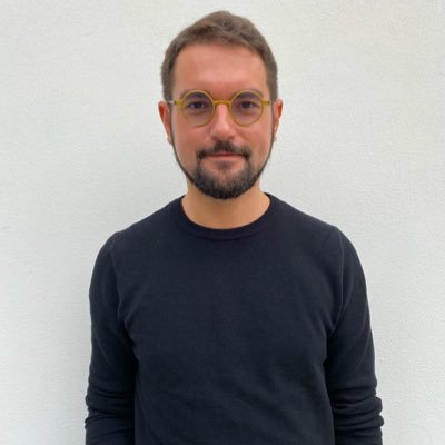 Filosofo prestato al business: zero fumo, zero buzzword, zero effetti speciali. Solo strategia d'impresa e trasformazione digitale senza macchina del fumo.
