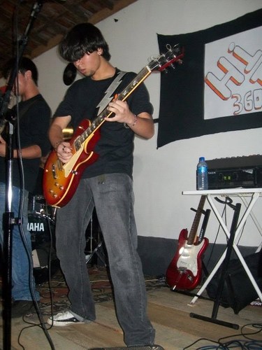 Guitarrista da banda Hi-Fi...
Rockeiro até a morte...
O resto são só detalhes.