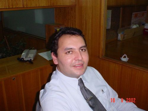 Institutano de corazón; Usach de profesión.
Felizmente casado, dos hijos con ella. Uno con nosotros, otro mejor que nosotros.