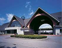 群馬県吾妻郡長野原町北軽井沢にあるホテルです。
標高約1100Ｍ、浅間山を一望できる最高のロケーションです。
軽井沢散策はもちろん、群馬県ですので、草津温泉や万座温泉、伊香保温泉、四万温泉にも程近い温泉天国です。