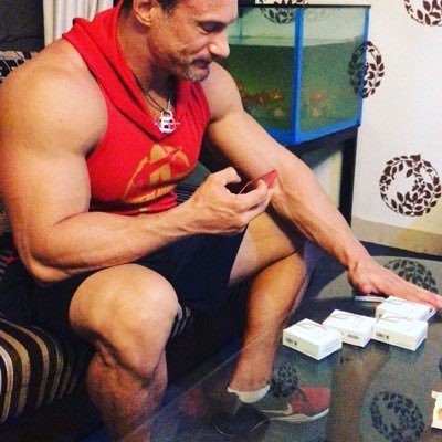 Wickr:ronharlos Bodybuilding talks and advice Get supplements that will help u get the body u desire Fat burn , weight loss cycle, muscle mass & strength