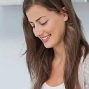 اگر به خانه من آمدی برای من ای مهربان چراغ
بياور
و يك دريچه كه از آن
به ازدحام كوچه ی خوشبخت بنگرم