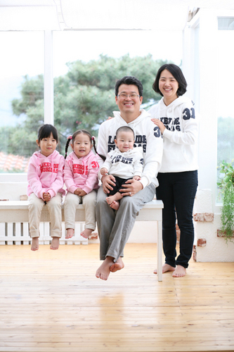 내가 가면 길이 된다는 믿음으로, 험한 세상 탓하지 않고 꿋꿋이 살아가는, 삼 남매를 키우는 평범한 40대 가장! 배운 것 보다 배워야 할 것이 많은, 갈 길 먼 사람! 가끔 반골 기질 보이므로 주의 요망!!