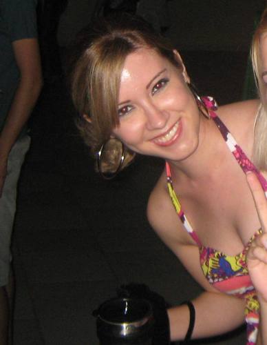 Uma pessoa extremamente feliz, agitada, animaaada, amiga e sincera. Gosto de fazer novas amizades!! Me sigam!! PLEASE!!! hauhau