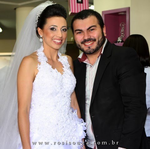 Estilista da loja Junior Ferrari Couture
Rua Santos n. 501 fone: 3327 1009

Vestindo Celebridades e Realizando Sonhos...
