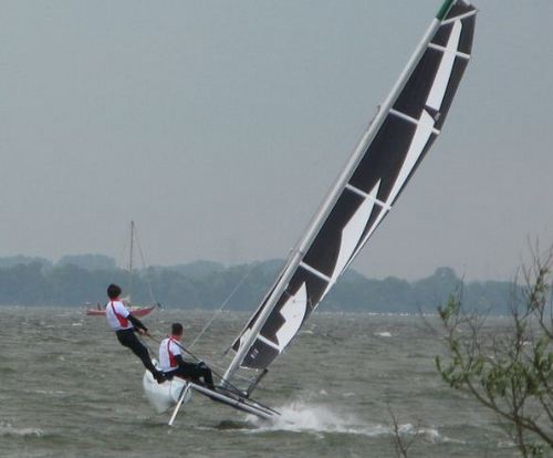 Kom nu zeilen op een snelle catamaran Dart 16 op een van de grootste meren van Friesland, de Fluessen.