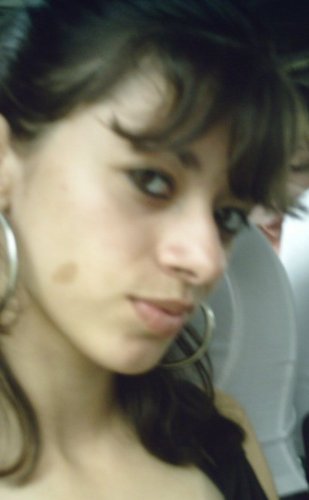 Amo 1°a Deus e depois Amo cantar,ouvir música,amo ler,sair com as amigas...hehe amo ser Feliz como sou,amo as pessoas até as que não me amam...