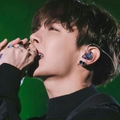 Taylor17573197's profile picture. ✶