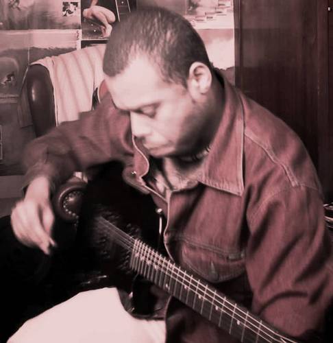 Guitarrista formado pela Escola de Música VILLA LOBOS.Leciona Violão,Guitarra,Teoria Musical e bongô!
Atua como guitarrista da Banda SOLARA.
100%Carioca!!