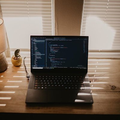 Laboratório de experiências para formação e transformação de estudantes e profissionais de tecnologia.