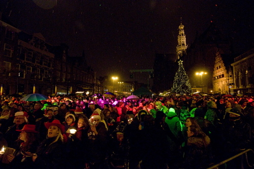kerstsamenzang's profile picture. Onder het genot van warme gluhwein en chocomel worden op 24 december om 24.00 uur traditionele en moderne kerstliederen gezongen op de grote markt van Haarlem.
