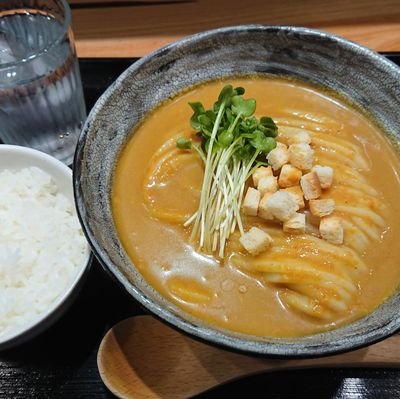現在「手打ちらーめん」休止中
営業時間:11:30~14:30 18:00~20:30(L.O)
定休日:月曜(月曜祝日は翌火曜)
電話番号:092-721-4929
メタラーでございます。