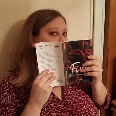 Auteure belge, 6 livres à mon actif (pour le moment).
Chimiste, j'aime lire, écrire et papoter. ah ! Et bordélique aussi. ^^