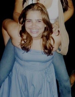 16 anos , legal , bonita , extrovertida , amiga , companheira , agradavel . e assim vai