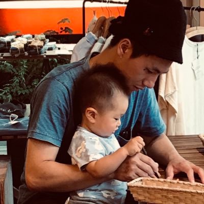 dk_picturebook's profile picture. 世のDADDYへ。まずは絵本だ、キャッチボールはまだ早い。絵本には全部詰まってる。愛が、冒険が、好奇心が、悲劇が、教養が。読み方が、選び方が分からなければ、参考にしてくれればいい。俺たちが、我が子と笑って一緒に絵本を読める時間は意外と少ないんだぜ。息子はいま3歳。いつまでツイート出来るだろう。