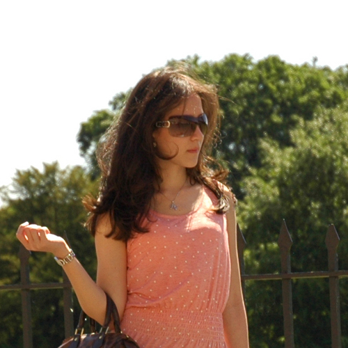 AlmiraShiNantya's profile picture. 