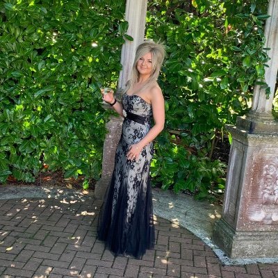 Siobhan_Cavell's profile picture. Proficient drinker of tea, learner of Psychology, worker in care, liker of f.r.i.e.n.d.s and lover of love.