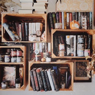 خريجة صحافة ونشر إلكتروني من جامعة السلطان قابوس، إذاعية طموحة، كاتبة شغوفة. مؤلفة كتاب: