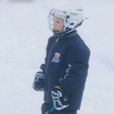 Musiker, låtskrivare och fotbollstränare med en oändlig kärlek för hockey
