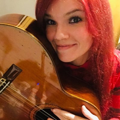 Cantante, guitarrista y compositora en la banda Khael