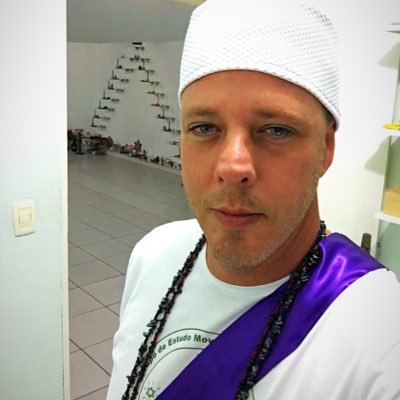 UMBANDISTA 👳🏼‍♂️🖤   Meus psicólogos são os Pretos Velhos 👨🏿‍🦳👵🏿 Os Caboclos são meus guias 🏹🍃 As crianças, a minha luz 🍬🍭 Exú é quem me vigia ! 🔱😈