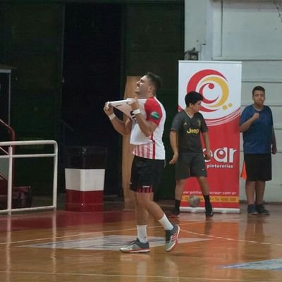 Hincha de boca, fanatico por los deportes.Jugador de handball, en Juventud Unida.