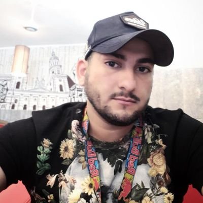 Pa allá, pa donde no se me ha perdido nada. Cuenta basada en la vida real de un personaje que no existe. Quiérete un poquito y no te tomes Twitter en serio.