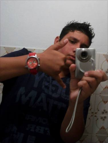 14 anos, libriano, futebol, computador, bike, video game ! :D