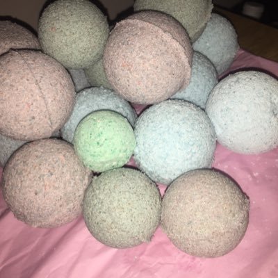 Scentamental bathbombs by daniella, vegan cruelty free bath-bombs, low waste and eco conscious ❤️🥰