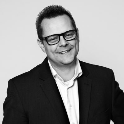 Gehuwd, actief in jeugdwerk en kerk. SGP stemmer, raadslid SGP in de gemeente Tholen en werkzaam in de Industriële Automatisering. Twittert op pers. titel.