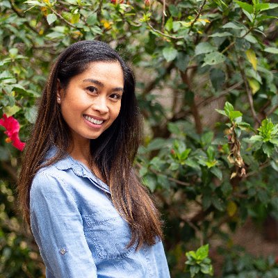 I'm a Sydney-based health and wellness writer and editor. Nutritionist (in-training). Obsessed with vegan raw treats and Xtend Barre!