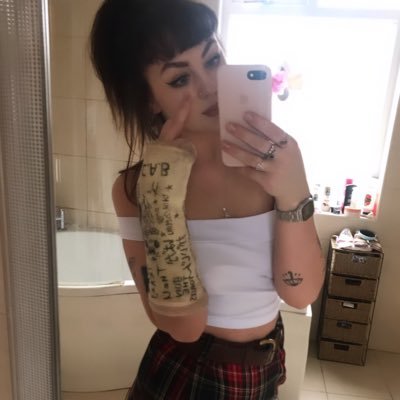 _kirstybeth's profile picture. Cut me, Mick. Goff, gangsta, amateur MUFC enthusiast.