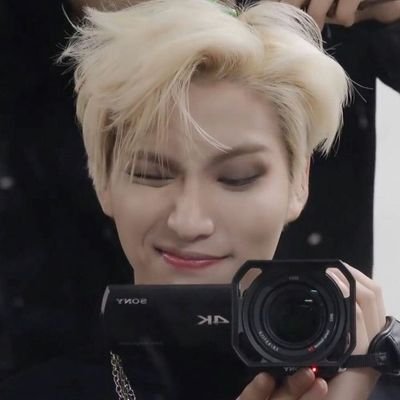 when 𝑠𝑢𝑛𝑟𝑎𝑦𝑠 cover us, we will melt away ⋆ infj–t, xviii, capricorn sun, taurus moon.