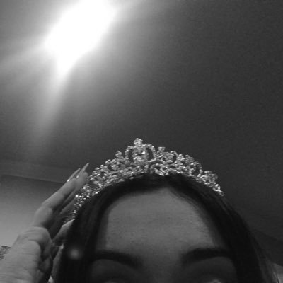 tropicalkimm_'s profile picture. a basic young adult.