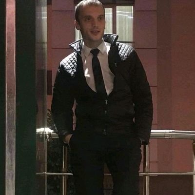 Galatasaray'lı;
Lafını Asla
Esirgemeyen;
Vatanına Deli Gibi Aşık;
Adnan Menderes Üni. Mezunu. Bu Kadar Tanıtım Yeter!