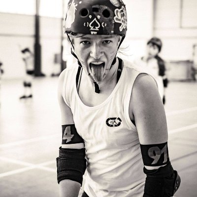 Artiste/Performeuse🎩 Queer/lgbtiq🏳️‍🌈/pro féministe, pluridisciplinaire, militante engagée à travers ses performances et actions, model Photo, Roller derby💬