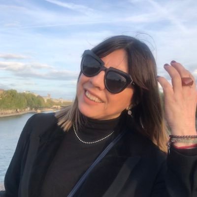 Directora de arte , artista visual , profesora , repartidora de ideas y una aficionada a solo observar .