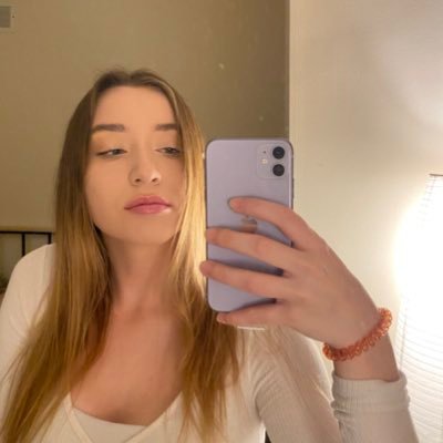 carolinaburak's profile picture. 