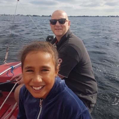 Vrienden noemen me Chiel - en Wan ook - als je nu nog niet weet wie ik ben, dan kennen we elkaar niet denk.
Mzl
