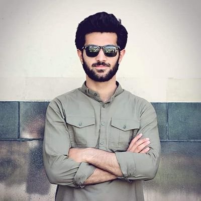 میں ایک جذبے سے بھرپور پاکستانی پشتون ہوں جو چاہتا ہے کہ پاکستان بلند مشرق کی سرحدوں سے اوپر اٹھے، جہاں طاقتداری اختیار کا فرهنگ
